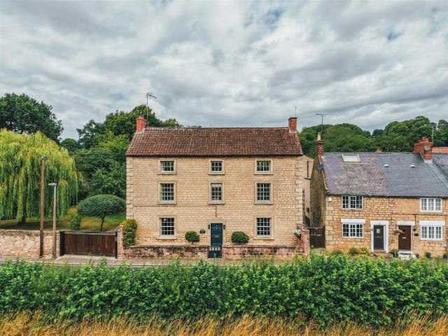 House for sale in Laughton-en-le-Morthen, South Yorkshire
