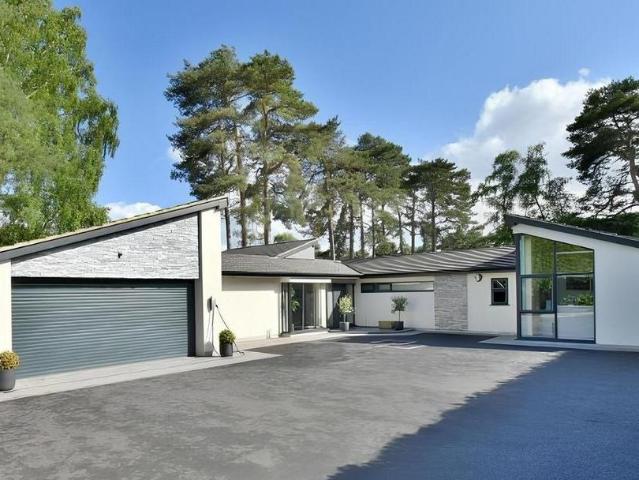 House for sale in Tricketts Cross, Ferndown