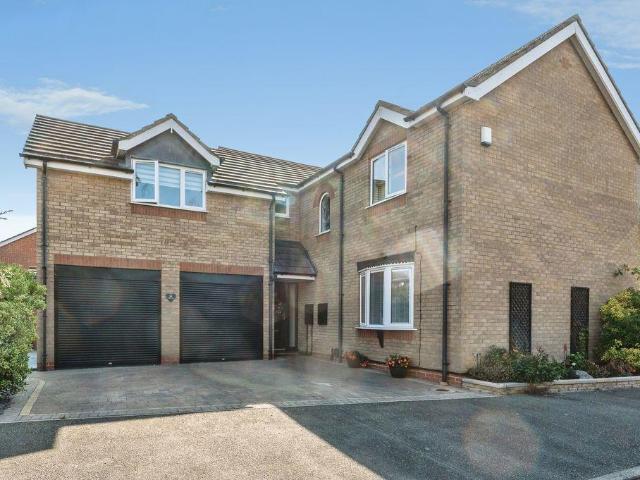 House for sale in New Waltham