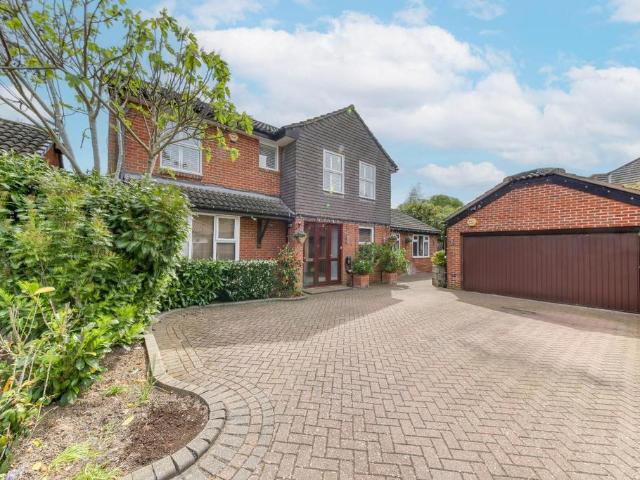 House for sale in Stoneleigh, Ewell