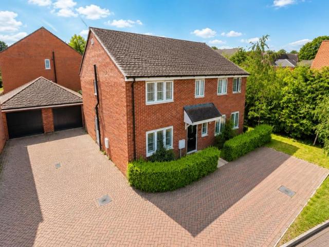 House for sale in Aston Clinton, Buckinghamshire