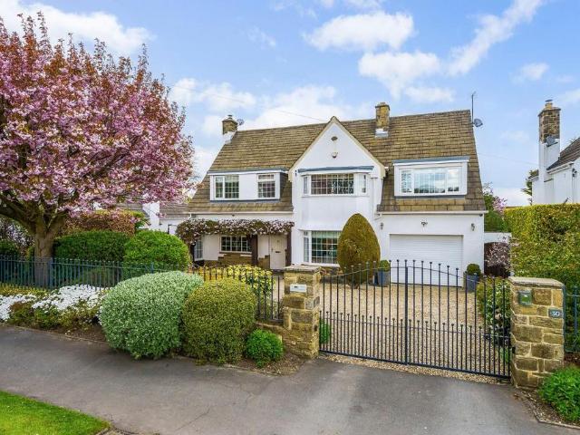 House for sale in Tranmere Park, West Yorkshire