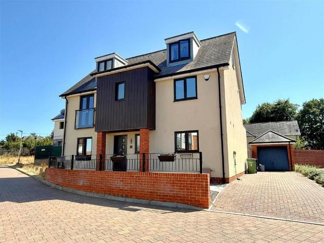 House for sale in Hedge End, Helford