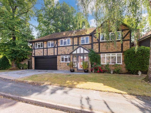 House for sale in Heol-las, Surrey