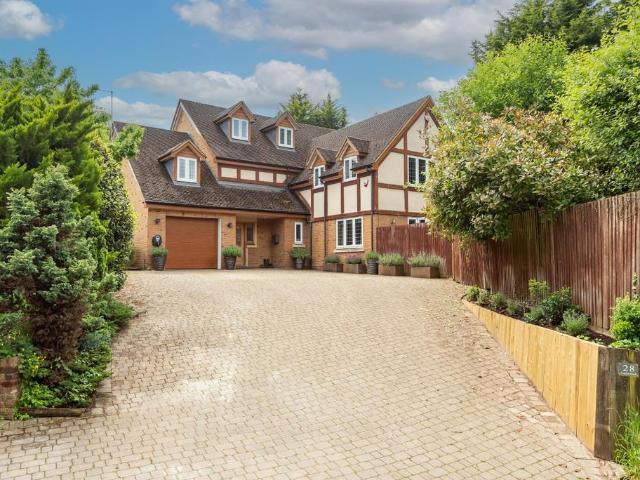House for sale in Hall Park, Pouchen End