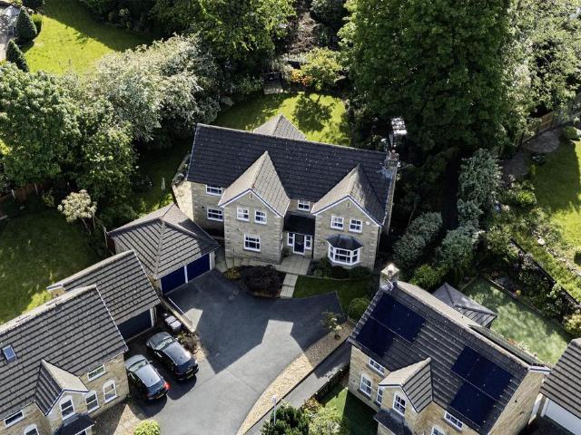 House for sale in Lindley, West Yorkshire