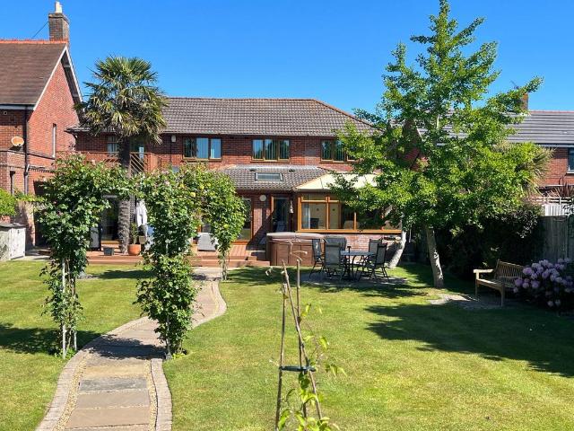 House for sale in Middlecroft, Hampshire