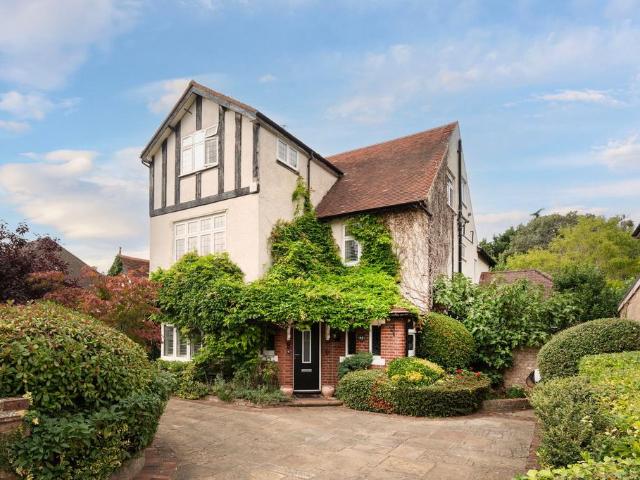 House for sale in Connaught Park, Bushey