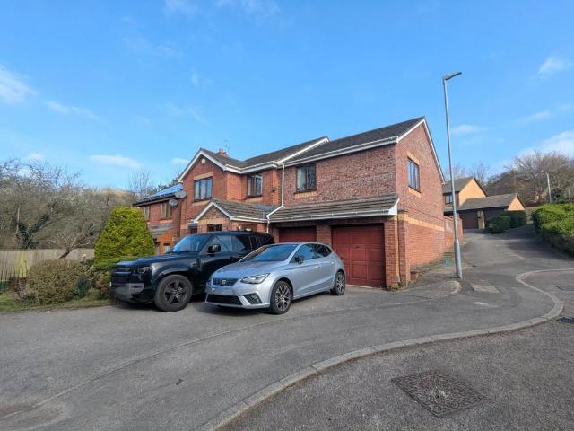 House for sale in Kingswood