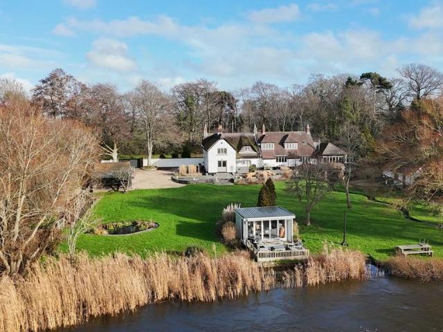 House for sale in Burton and Winkton