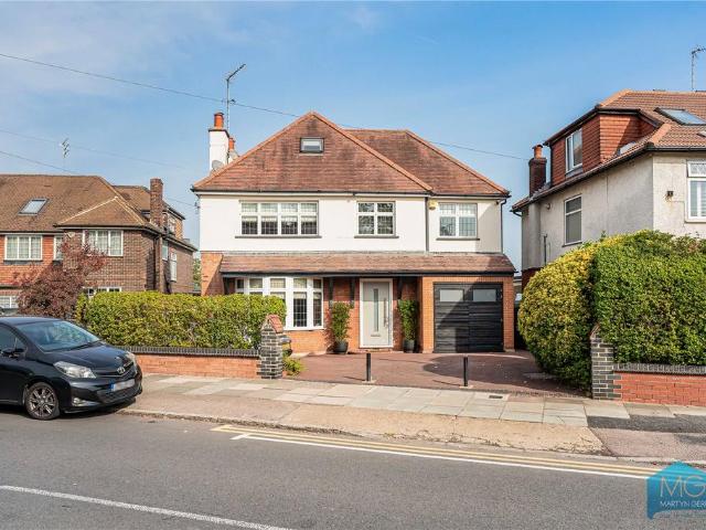 House for sale in Oakleigh Park, Greater London