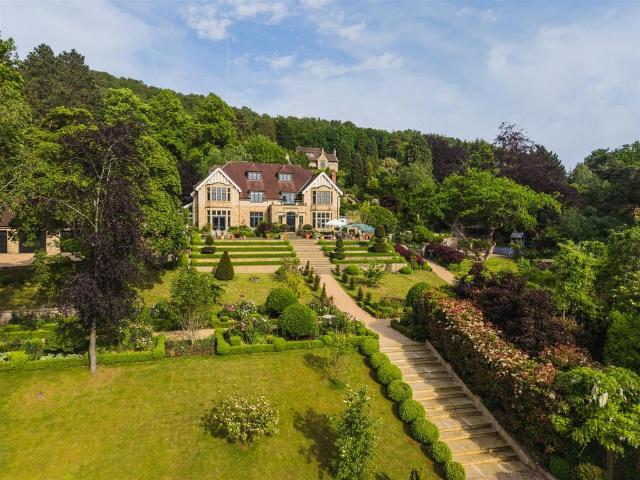 House for sale in Froggatt, East Midlands