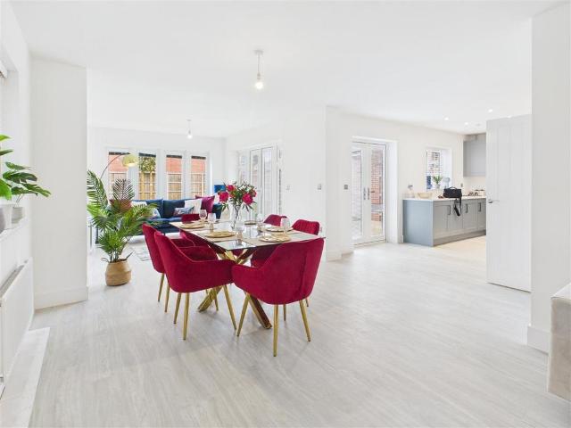 House for sale in Green Close, Warwickshire