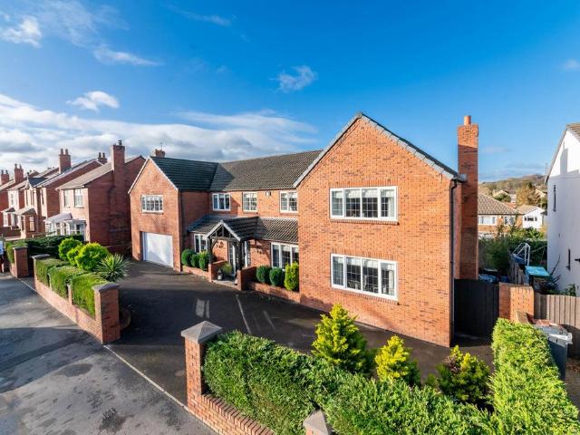 House for sale in Wrenthorpe, West Yorkshire