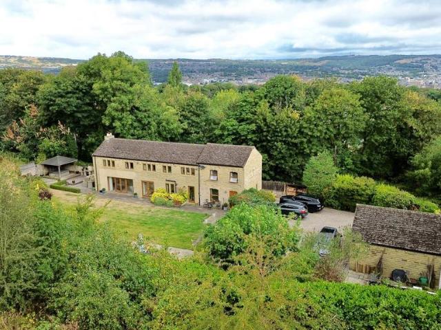 House for sale in Almondbury, West Yorkshire