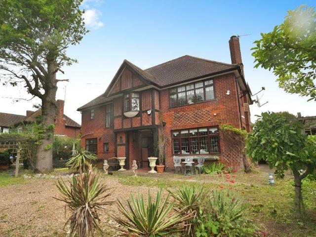 House for sale in Spring Park, Luton