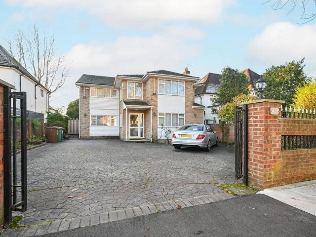 House for sale in Hatch End, Greater London