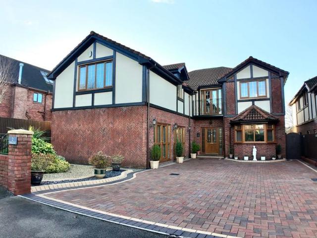 House for sale in Maesycwmmer, Wales