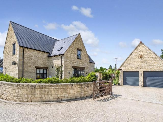 House for sale in Oaksey