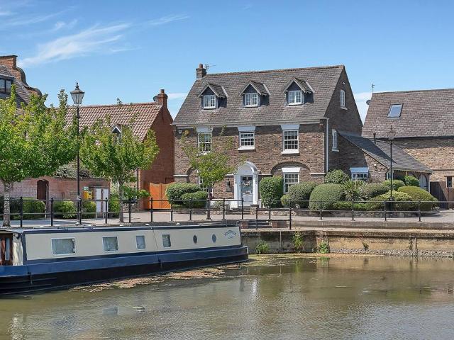 House for sale in Elmfield, Leicestershire