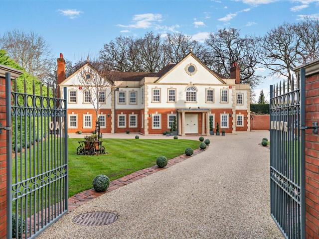 House for sale in Farnborough Park, Greater London