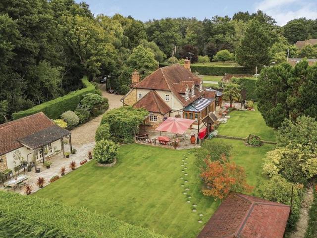 House for sale in Heol-las, Surrey