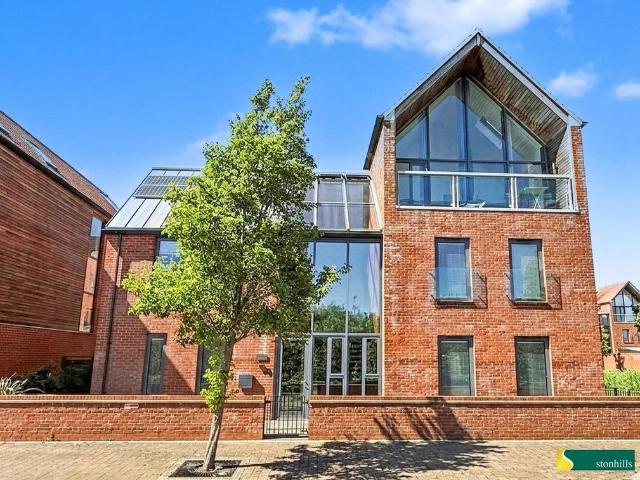 House for sale in Upton
