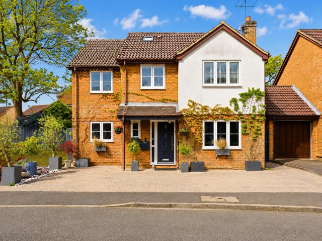 House for sale in Hatching Green, Five Acres
