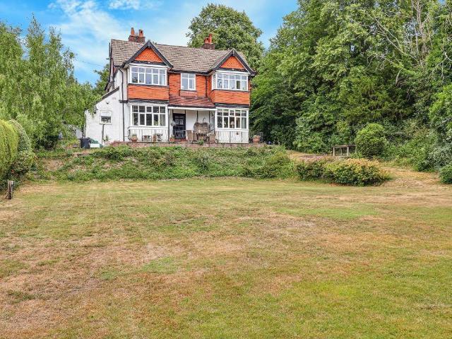 House for sale in London Borough of Croydon, Sanderstead