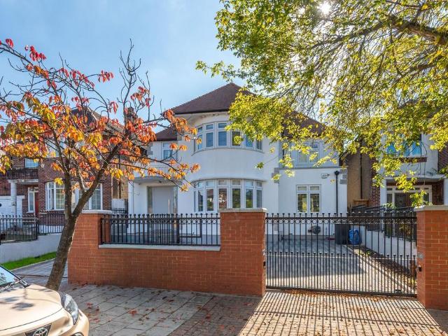House for sale in Brondesbury, Greater London
