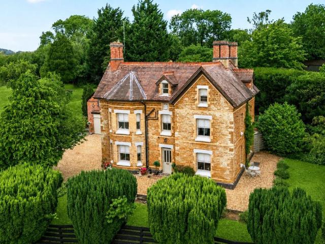 House for sale in Flore, West Northamptonshire