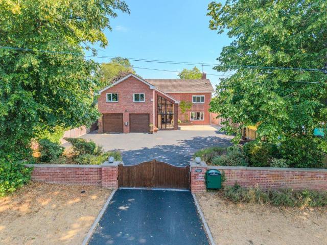 House for sale in Crookhill, Worcestershire