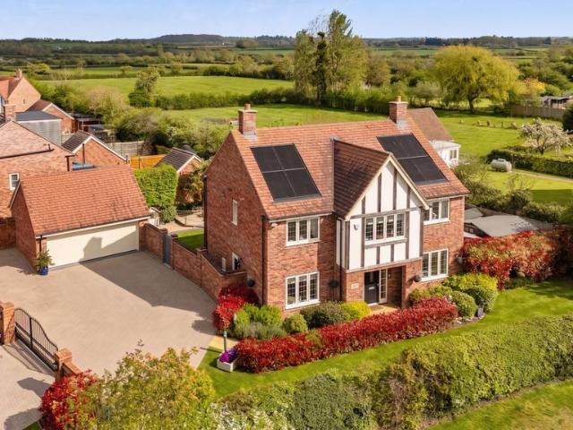 House for sale in Crookhill, Worcestershire