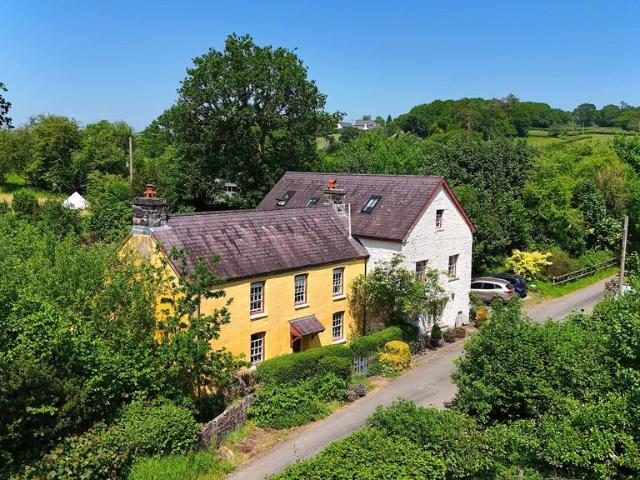 House for sale in Llangadog, Bethlehem