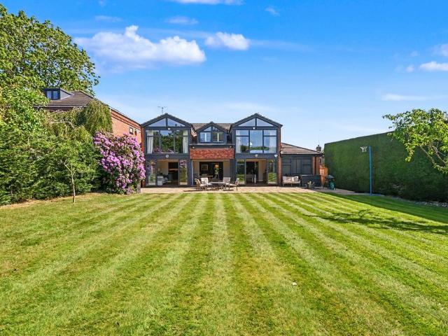 House for sale in Ashlyns Estate, Pouchen End