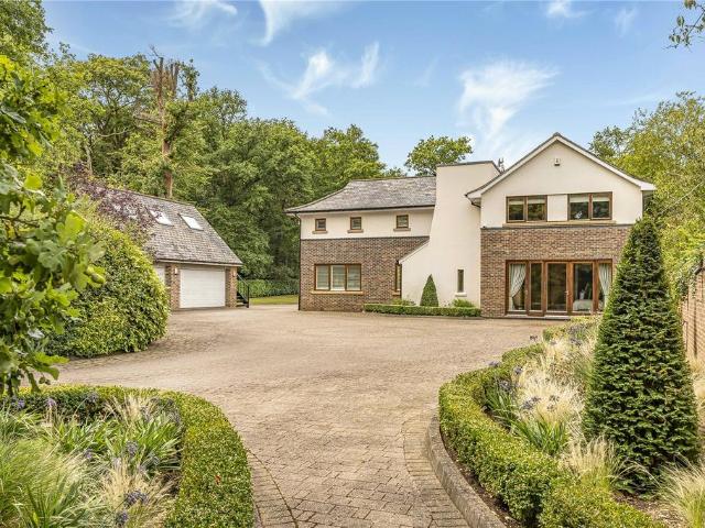 House for sale in How Wood, Five Acres