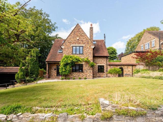 House for sale in London Borough of Croydon, Sanderstead