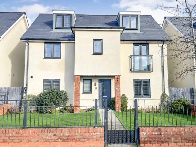 House for sale in Hedge End, Helford