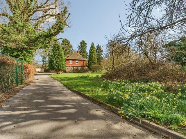 House for sale in Hillview, Surrey