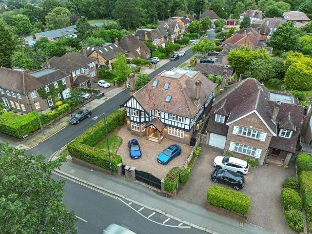 House for sale in Little Stanmore, Greater London