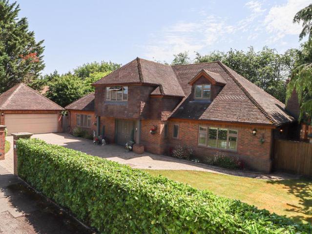 House for sale in Hatching Green, Five Acres
