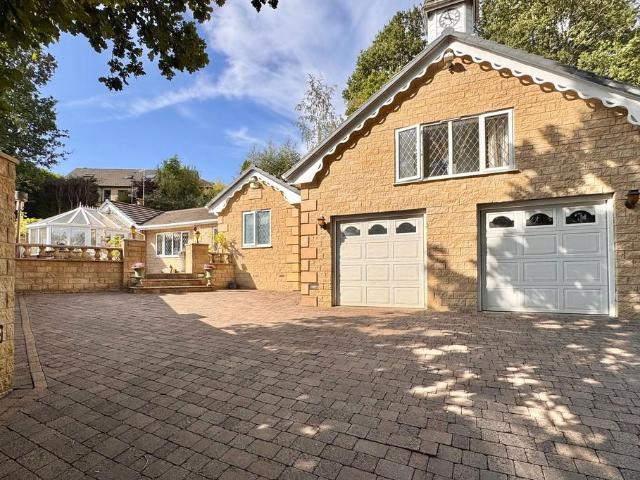 House for sale in Simmondley, Charlesworth
