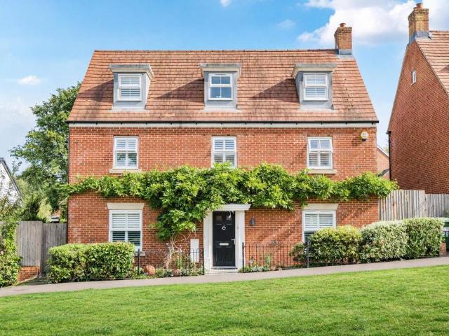 House for sale in Manor Estate, Pouchen End