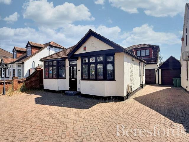 Bungalow for sale in London Borough of Havering, Greater London