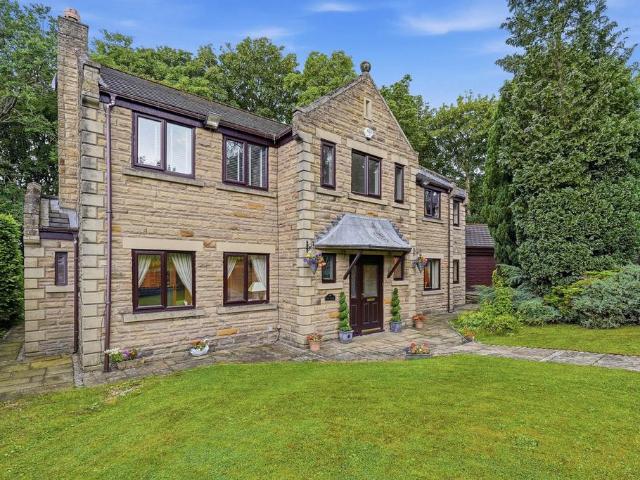 House for sale in Old Glossop, Charlesworth