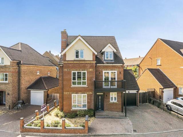 House for sale in Little Stanmore, Greater London