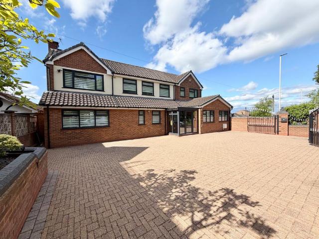 House for sale in Dixons Green, West Midlands