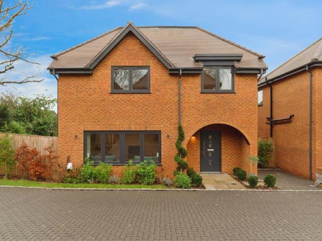 House for sale in Pachesham Park, Surrey