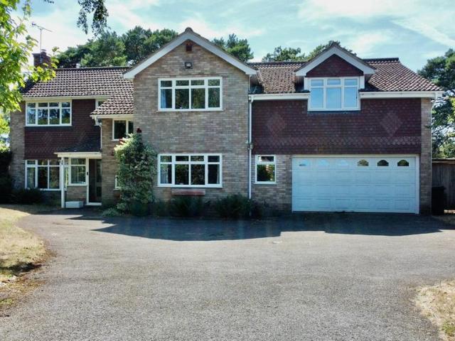 House for sale in Heol-las, Surrey