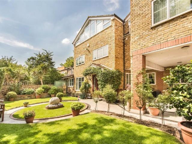 House for sale in London Borough of Hounslow, Strand
